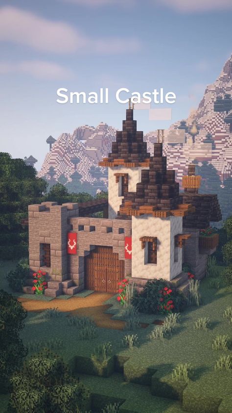 Minecraft Castle Small And Easy, Realistic Minecraft Builds, Small Castle Minecraft, Minecraft Doorway Design, Minecraft Small Castle, Minecraft Castle Walls, Pretty Minecraft Houses, Minecraft Museum, Minecraft Fantasy House