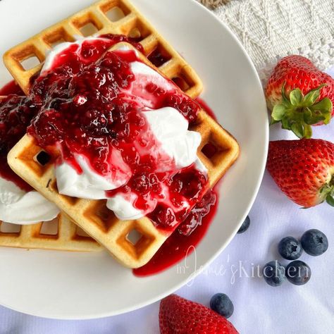 Very Berry Waffles Vegetarian High Protein, Berry Waffles, 5 Day Meal Plan, Easy Waffle Recipe, Morning Meals, Berries And Cream, Strawberry Protein, Waffles Easy, Waffle Recipe