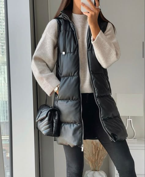 Winter Outfits Vest, Vest Outfits For Women Winter, Long Puffer Vest Outfit, Long Vest Outfits For Women, Outfit Gilet, Gilet Outfit Women, Black Puffer Vest Outfit, Quilted Vest Outfit, Long Vest Outfit