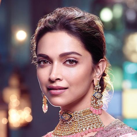 Image may contain: one or more people and closeup Deepika Padukone Portrait, Deepika Padukone Hair, Dipika Padukone, Light Makeup Looks, Selena Gomez Outfits, Cute Love Photos, Deepika Padukone Style, Kundan Work, Indian Bridal Makeup