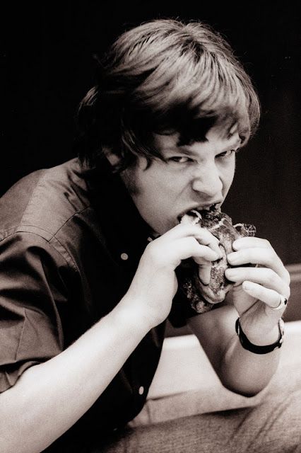 Mick having lunch. Taken by Julian Wasser ~ vintage everyday Zombie Pose, Chrissie Hynde, Brian Jones, Photographie Portrait Inspiration, British Invasion, Joan Jett, Face Reference, Wonderful Picture, Human Poses Reference