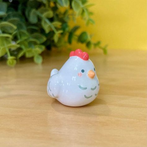 Silly Clay Things, Air Dry Clay Chicken, Polimery Clay Ideas Cute, Cute Clay Figures, Air Dry Clay Figures, Chicken Clay, Clay Chicken, Tiny Figurines, Clay Critters