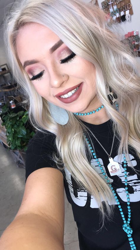 Gold glitter eye look Country Concert Eyeshadow Looks, Country Concert Eye Makeup, Punchy Western Makeup Looks, Western Eyeshadow Looks, Yallternative Makeup, Country Makeup Looks, Country Concert Makeup Looks, Western Eye Makeup, Country Makeup Ideas