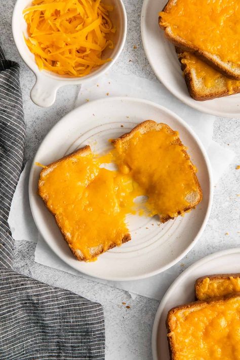 Easy Toast, Cheese Toast Recipe, Cheddar Recipes, Breakfast Cheese, Toast In The Oven, Easy Cheese, Baked Cheese, Cheese Toast, Butter Cheese