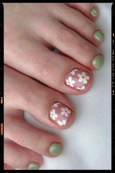 Daisy Toenails Art Designs, Toenail Flower Designs Simple, Green Toenails With Design, Daisy Pedicure Toes, Nail Designs For Feet Toenails Art Ideas, Cute Simple Toe Nails, Painted Toe Nails Ideas Simple, Nail Art Green Sage, Daisy Toe Nails