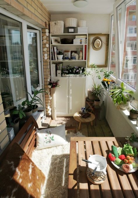 When I get a nearly unusable enclosed balcony, I'll know what to do with it. Balcon Mic, Ideas Terraza, Small Apartment Balcony Ideas, Inspiring Outdoor Spaces, Apartment Balcony Garden, Balcony Design Ideas, Small Balcony Design, Home Balcony, Casa Country