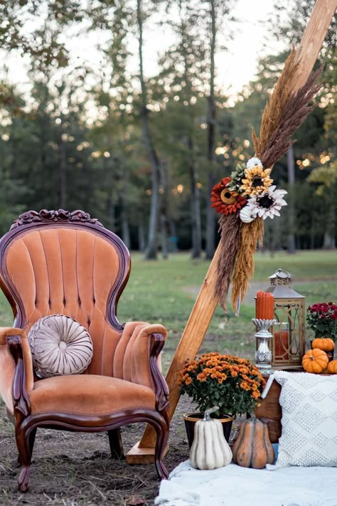 Fall Photoshoot Setup Ideas, Fall Mini Shoot, Photoshoot Golden Hour, Farm Family Pictures, Fall Photo Props, Outside Halloween Decorations, Fall Apartment Decor, Eastern North Carolina, Fall Backdrops