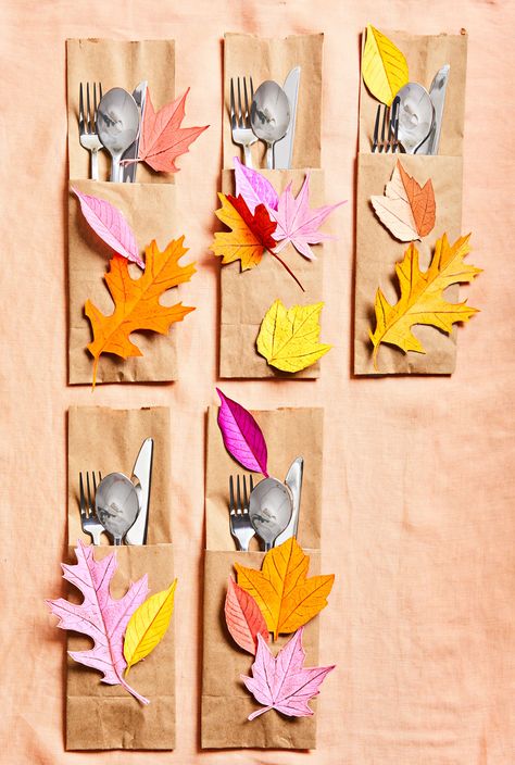 Paper Plates For Thanksgiving Dinner, Toddler Thanksgiving Table Decorations, Thanksgiving Potluck Decorations, Diy Kids Thanksgiving Centerpiece, Thanksgiving Kids Centerpieces, Preschool Thanksgiving Table Decorations, Thanksgiving Napkin Rings Kids Crafts, Thanksgiving Craft Table, Thanksgiving Silverware Holder Diy