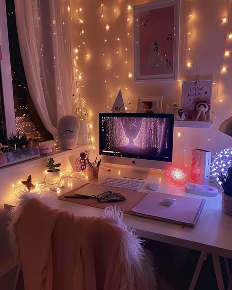 Dream Bedroom Inspiration, Girly Room Decor, Cozy Desk, Desk Setups, Fairy Lights Bedroom, Dream Apartment Decor, Cosy Room, College Room, Gaming Station