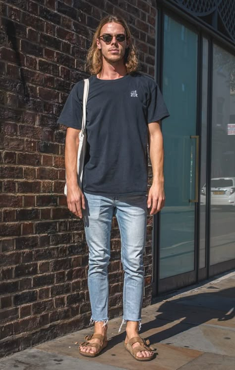 Australian Style Men, Men’s Surfer Style, Surfer Style Men, Surfer Guy Style, Granola Boy Outfits, Skateboarding Fashion, Mens Surfer Style, Surfer Fashion, Men's Street Style Photography