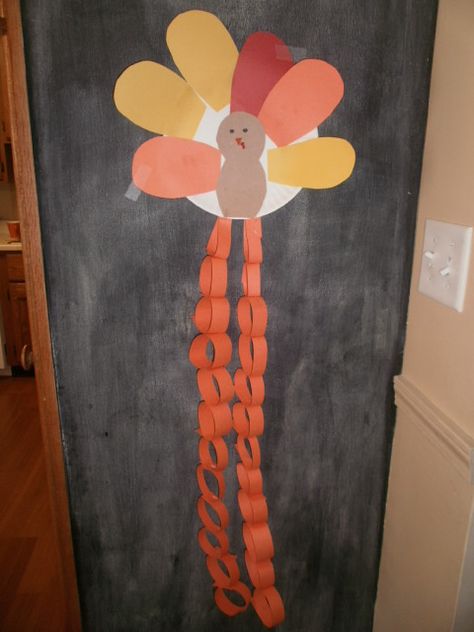 Kids Craft: Thanksgiving Countdown - Mom it ForwardMom it Forward Kids Craft Thanksgiving, Halloween Spider Craft, Thanksgiving Countdown, Craft Thanksgiving, Thanksgiving Games For Kids, School Kids Crafts, Spider Crafts, Thanksgiving Activities For Kids, Turkey Crafts