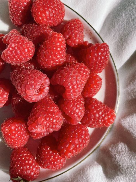 summer tasty yammy food berry berries raspberry raspberries fresh healthy red Red Berries Aesthetic, Rasberries Aesthetic, Rasberry Aestethic Fruit, Raspberries Aesthetic, Aesthetic Raspberry, Raspberry Aesthetic, Berries Aesthetic, Berry Aesthetic, Massive Garden