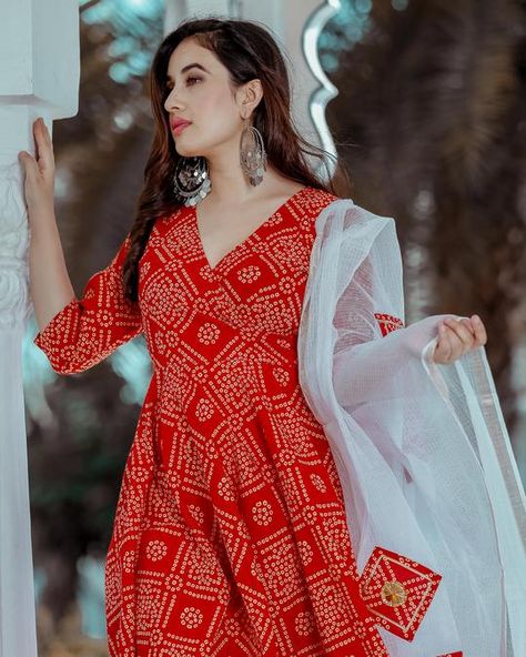 Red Bandhani Dress, Bandhani Dress Pattern, Bandhani Suit, Bandhani Print, Breezy Outfit, Ethnic Suit, Bandhani Dress, Kurti Pant, Salwar Designs