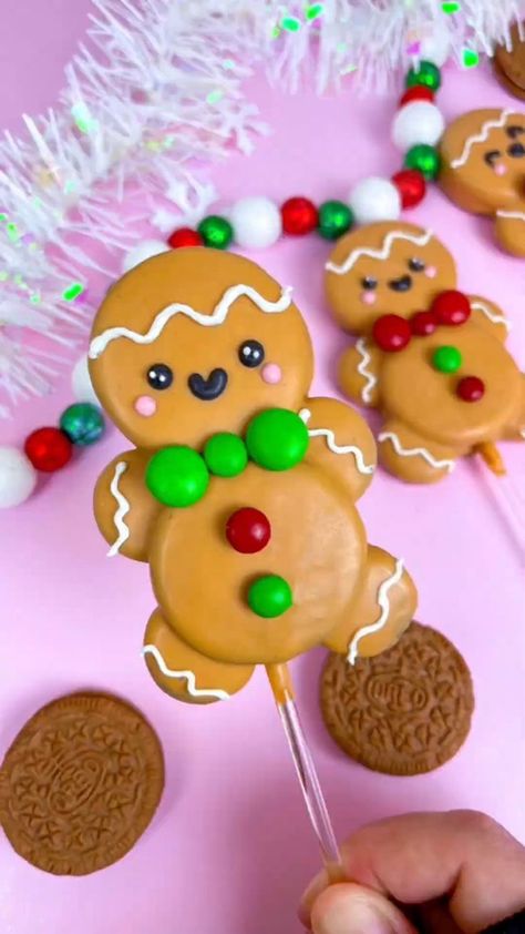 Christmas Treats On A Stick, Oreos Covered In Chocolate, Christmas Oreos Dipped, Christmas Cookie Pops, Chocolate Dipped Christmas Treats, Christmas Chocolate Dipped Treats, Christmas Dipped Oreos, Christmas Marshmallow Pops, Oreo Christmas Treats