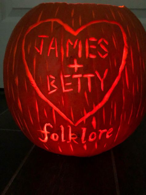 Taylor Swift Pumpkin Carving, Taylor Swift Pumpkin, Cute Painted Pumpkin Ideas, Pumpkin Inspo, Carpenter Outfits, Halloween Pumpkin Crafts, Creative Pumpkin Painting, Cute Pumpkin Carving, Tall Pumpkin