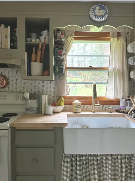 Small Old House Decor, How To Decorate An Old House, Grandmas Kitchen Aesthetic, Grandma Core Kitchen, Grandma Kitchen Aesthetic, Southern Grandma Aesthetic, Cozy Grandma House, Cozy Grandma House Aesthetic, Grandma Home Aesthetic