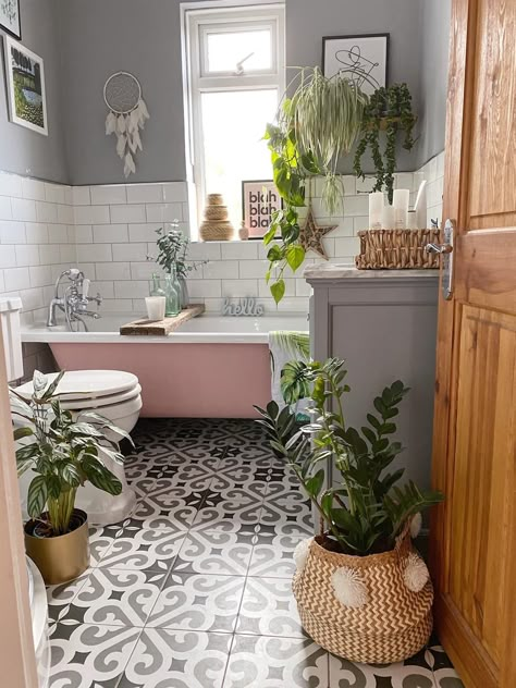 Pink Bathtub, Dark Green Bathrooms, Grey And White Bathroom, Standard Bathroom, Toilet Decoration, Roll Top Bath, Make Do, Tiny Bathrooms, Budget Bathroom