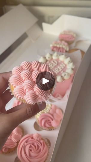 Rose Frosting, Teal Cupcakes, Hot Pink Candy, Buttercream Techniques, Types Of Frosting, Vanilla Bean Cupcakes, Cupcake Piping, Cupcake Videos, American Buttercream