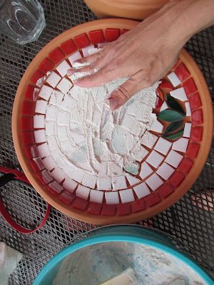 Broken China Crafts, Easy Mosaic, Mosaic Tiles Crafts, Free Hand Designs, Mosaic Birdbath, Mosaic Art Diy, Mosaic Tray, Mosaic Garden Art, Mosaic Birds