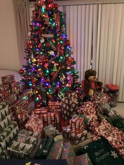 Christmas Gifts Under Tree Aesthetic, Early 2000s Christmas Decor, Christmas Presents Under Tree Aesthetic, Presents Under The Tree Aesthetic, Christmas Tree 2000s, Christmas Feels, Christmas Extravaganza, Christmas Tree With Presents, Girly Tingz