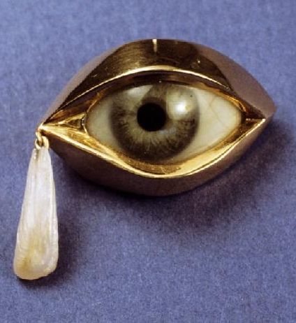 Kim Eric Lilot 'Cry Me A River'. An 18 karat yellow gold eyelid encases a prosthetic glass eye and a fresh water Pearl. Lovers Eyes, Bespoke Jewellery, Glass Eyes, Eye Jewelry, Jewelry Inspo, An Eye, Bling Bling, Kitsch, Jewelry Inspiration