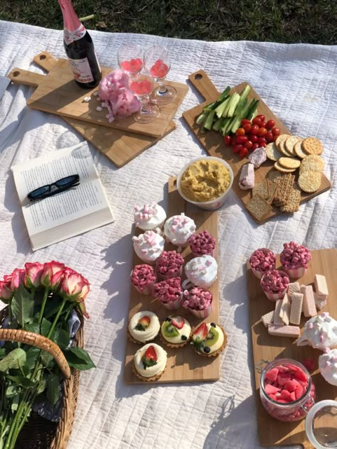 Tiktok Cupcakes, Cupcakes White, Picnic Date Food, Picnic Menu, Picnic Games, Picnic Snacks, Aesthetic Picnic, Picnic Inspiration, Picnic Essentials