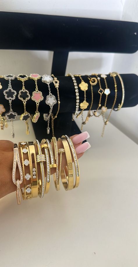 Bracelets Stack Aesthetic, Jewlary Pic Aesthetic Gold, Jelewry Gold, Luxury Items Aesthetic, Girly Accessories Jewellery, Jewllery Post, Where To Get Jewelry, Gold Bracelet Aesthetic, Luxury Bracelet Stack