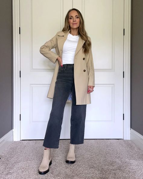 Tan Chelsea Boots Outfit, Nice Outfits Dressy, Cream Boots Outfit, Chelsea Boots With Jeans, Beige Chelsea Boots, Tan Chelsea Boots, Tan Outfit, Light Color Jeans, Chelsea Boots Outfit