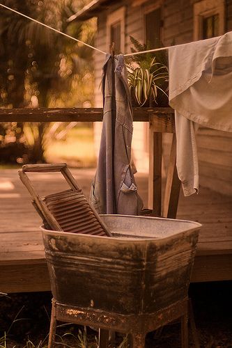 a simpler time ... wash tub, washboard + laundry on a clothesline Laundry Line, Clothes Hanging, Deco Nature, Wash Tubs, Vintage Laundry, Down On The Farm, Farms Living, Doing Laundry, Country Primitive