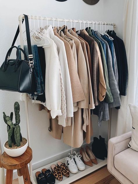 Minimal Closet, Minimalist Wardrobe Capsule, Neutral Capsule Wardrobe, Classic Capsule Wardrobe, Minimalist Closet, Minimal Wardrobe, Capsule Closet, Capsule Wardrobe Work, Capsule Wardrobe Essentials