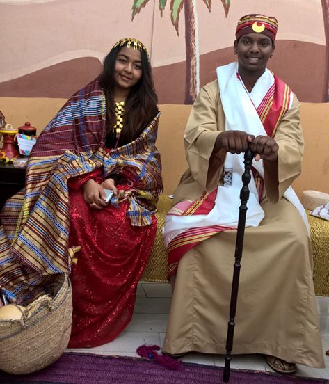 National dress of Sudan. Men prefer loose-fitting robes and women use wrap-around cloths - Nationalclothing.org Sudan Traditional Clothes, Sudanese Wedding Dresses, Sudanese Traditional Clothing, Sudan Clothing, Sudan Architecture, Sudanese Clothing, Sudanese People, Arab Lifestyle, Sudanese Wedding