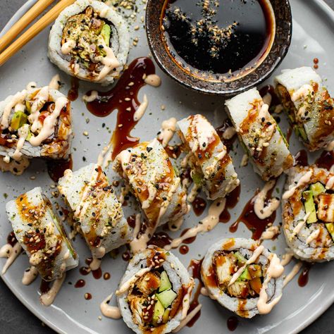 How to Make a Chicken Tempura Roll (Sushi at Home) Sushi Roll Recipes Easy, Mexican Roll Sushi, Sushi Recipes Chicken, Chicken Tempura Roll Sushi, Sushi With Chicken, Crispy Chicken Sushi, Tempura Roll Sushi, Chicken Sushi Rolls, Easy Homemade Sushi