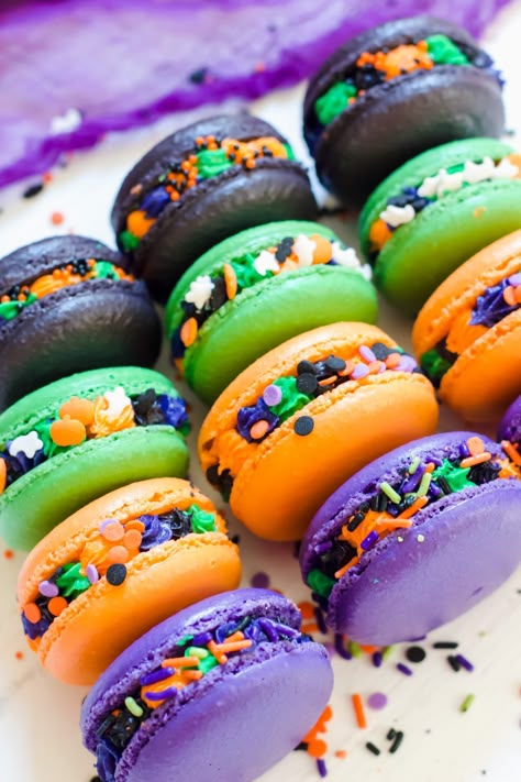 Halloween Macaroons Recipe, Halloween Macarons Recipes, Hocus Pocus Macarons, Halloween Macaron Ideas, Hocus Pocus Themed Desserts, Halloween Macarons Flavors, Halloween Cake Flavors, Macaroon Halloween, Halloween Bakery Treats