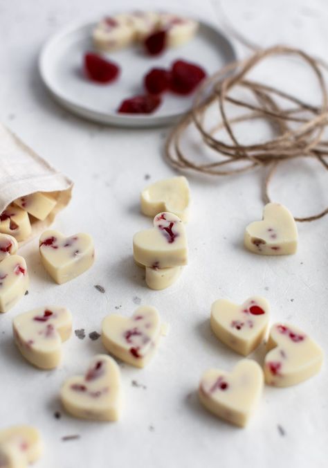 Valentines Chocolate, Homemade Chocolate Bars, White Chocolate Strawberries, Appeasement, Strawberry Hearts, Chocolate Bark, Chocolate Hearts, Valentines Food, Chocolate Strawberry