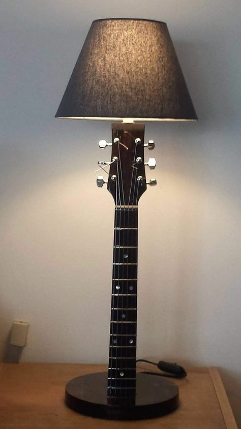 Old Guitar Ideas, Guitar Lamp Diy, Guitar Diy Decor, Repurpose Guitar, Music Decor Ideas, Diy Music Decor, Guitar Decor Ideas, Guitar Deco, Guitar Furniture