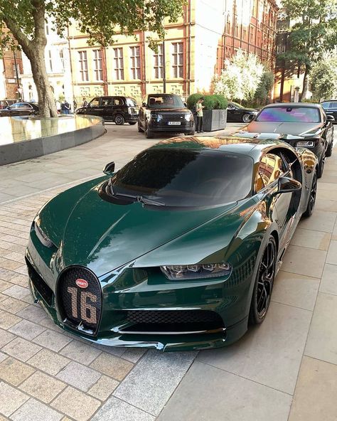 The Green Bugatti Chiron 😍🔥 Rate this Chiron 1-10 👍 Pic b Green Bugatti, Luxury Boat, Green Photography, Luxury Car Brands, Bugatti Cars, Exotic Sports Cars, Bugatti Chiron, Bugatti Veyron, Pontiac Gto