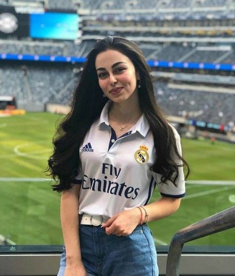 Soccer Game Outfits, Madrid Girl, Madrid Outfits, Sports Fashion Editorial, Real Madrid Shirt, Football Jersey Outfit, Football Fashion, Fashion Top Outfits, High Fashion Outfits