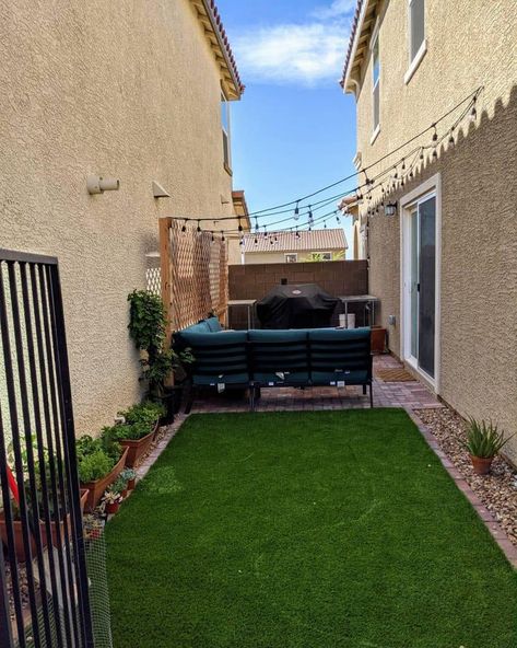 The Top 63 Small Backyard Ideas - Landscaping and Design - Next Luxury Small Las Vegas Backyard Ideas, Super Small Backyard Ideas, Small Long Backyard Ideas, Small Condo Backyard Ideas, Cozy Small Backyard Ideas, Condo Backyard Ideas, Cute Small Backyard, Small Rectangle Backyard Ideas, Tiny Yard Ideas