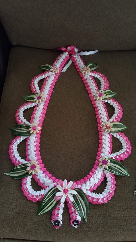 Christmas Lei, Lolly Lei, Candy Lei Diy, Yarn Lei, Grad Leis, Money Bouquets, Money Origami Tutorial, Money Lei Diy, Graduation Garland