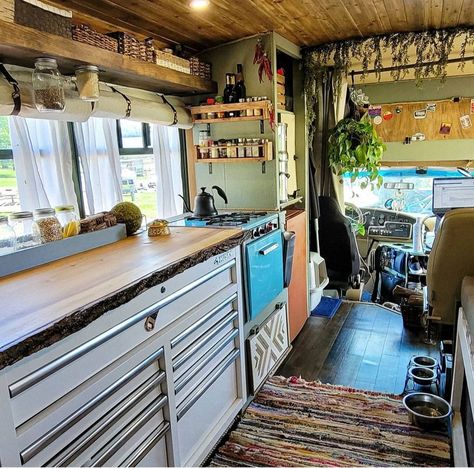 School Bus Renovation, Husky Tool Box, Bus Renovation, Narrowboat Interiors, Rustic Outdoor Kitchens, Wohne Im Tiny House, Boat House Interior, Kombi Motorhome, Bus Living