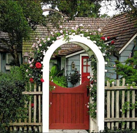 home-front-appeal-yard-decorating-ideas (4) Garden Archway, Fairytale Cottage, Front Yard Fence, Garden Arbor, White Picket Fence, Beautiful Yards, Fence Ideas, Garden Gate, Red Door