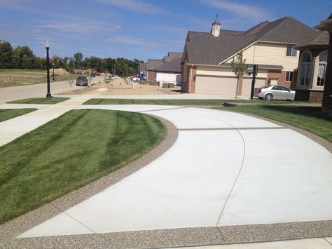 Driveway with exposed aggregate border Cottage Driveway, Concrete Driveway Ideas, Driveways Ideas, Drive Ways, Cement Driveway, Driveway Border, Circle Driveway, Stamped Concrete Driveway, Modern Driveway