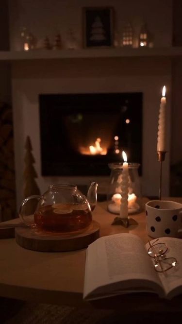 Home Decorations Ideas, Lifestyle Content Creator, Christmas Home Decorations, Candles Photography, Candle Aesthetic, Tea Cozy, Cozy Aesthetic, Lifestyle Content, Life Vision