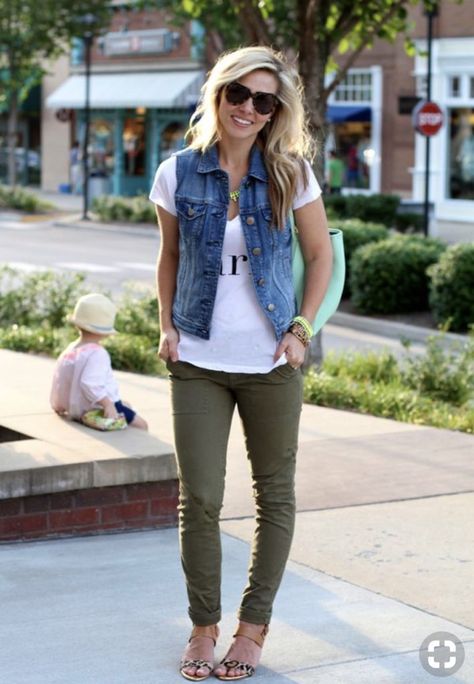 Jean Vest Outfits, Denim Vest Outfit, Fedora Style, Olive Green Jeans, Vest Denim, White Skinnies, Olive Pants, Sweater Striped, Black Chinos