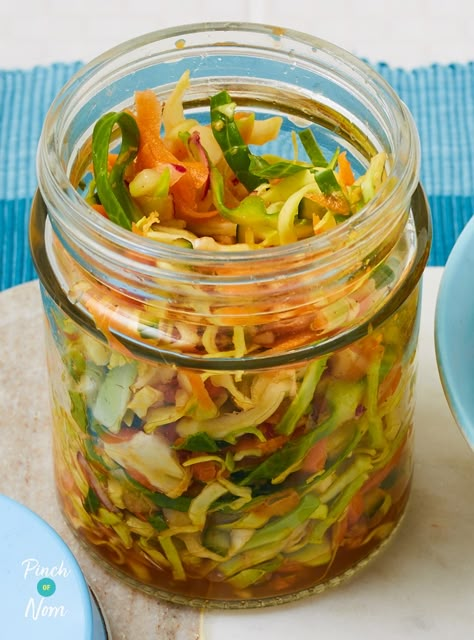 Quick Kimchi Style Slaw - Pinch Of Nom Kimchi Slaw, Quick Kimchi, Kim Chee, Salad Coleslaw, Vegan Kimchi, Pickled Foods, Pinch Of Nom, Kimchi Recipe, Vegetarian Sides