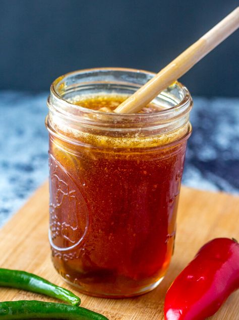 Chili Infused Honey, Flavoured Honey, Christmas Party Food Appetizers, Chili Honey, Italian Sauces, Hot Honey Recipe, Family Favorite Recipes, Infused Honey, Pepper Recipes