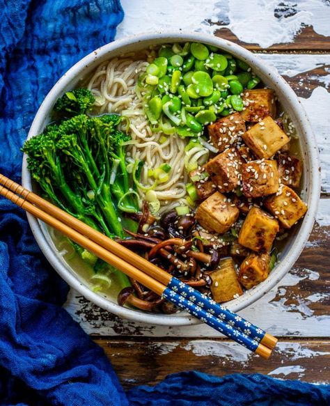 Miso Noodle Soup, Asian Soup Noodle, Miso Soup Recipe, Tofu Soup, Cycle Syncing, Vegan Asian, Eat In A Day, Asian Soup, Crispy Tofu