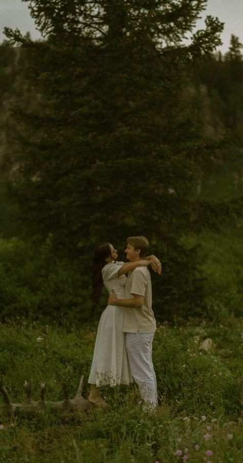 Grassy Field Photoshoot Couple, Sequoia Engagement Photos, Engagement Photos September, Garden Couple Shoot, Leavenworth Photoshoot, Engagement Photos Wildflowers, River Couples Photoshoot, Couples Photoshoot Woods, Couples Woods Photoshoot