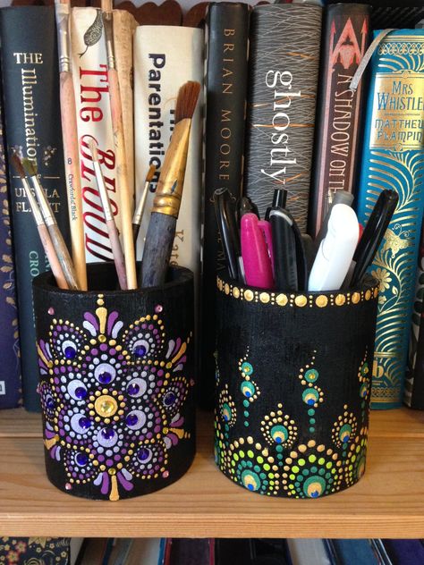 Dot Mandala Pen Stand, Pen Stand Painting Ideas, Pen Holder Diy, Wooden Pen Holder, Book Crafts Diy, Painted Pots Diy, Pen Stand, Diy Mugs, Diy Wall Art Decor