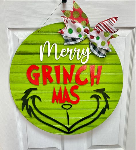 Grinch Signs Wooden Diy, Grinch Door Hanger, Circle Door Hanger, Grinch Door, Grinch Sign, Side Hussle, Grinch Decor, Circle Door, Grinch Heart